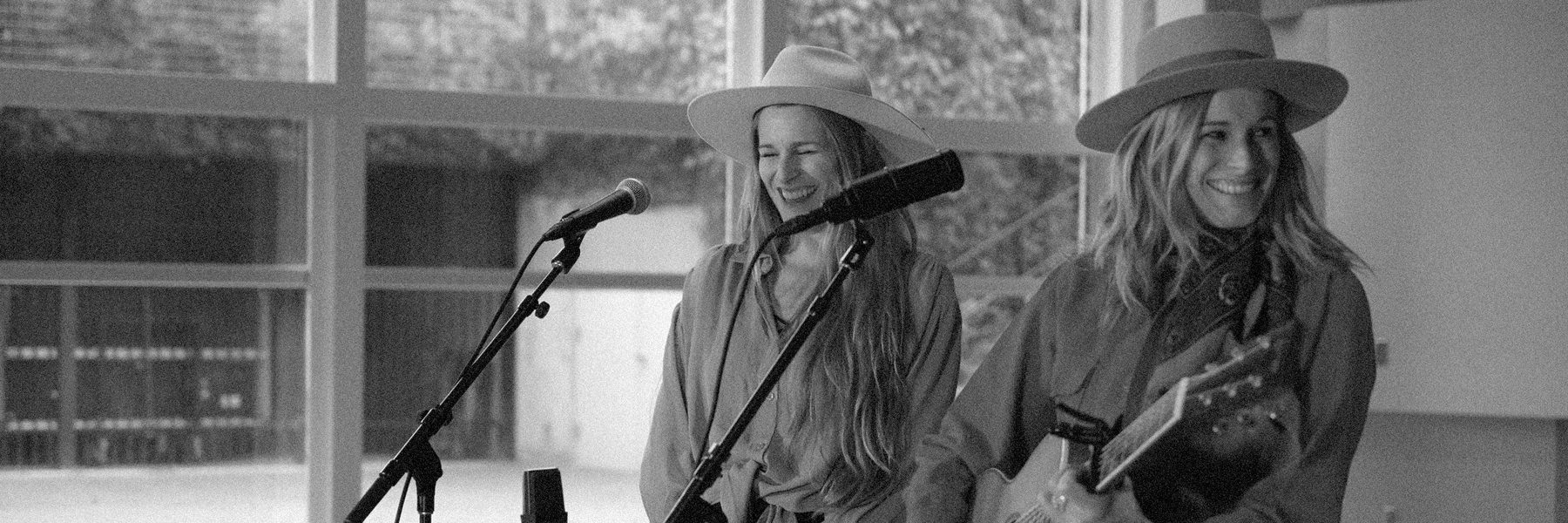 Shook Twins performs Anna Rosa